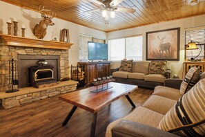 TV, fireplace, books, offices - Martin Cabin @Pierpoint By SNP Trail of Giants (Springville)