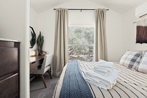 1 bedroom, iron/ironing board, WiFi, bed sheets - Tiny River House w River Frontage (Three River)