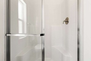 Shower, hair dryer, towels - Tiny River House w River Frontage (Three River)