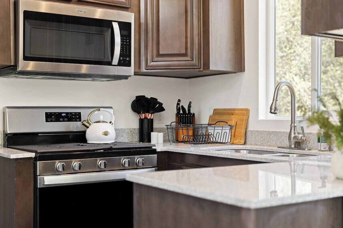 Coffee/tea maker, fridge, microwave, oven