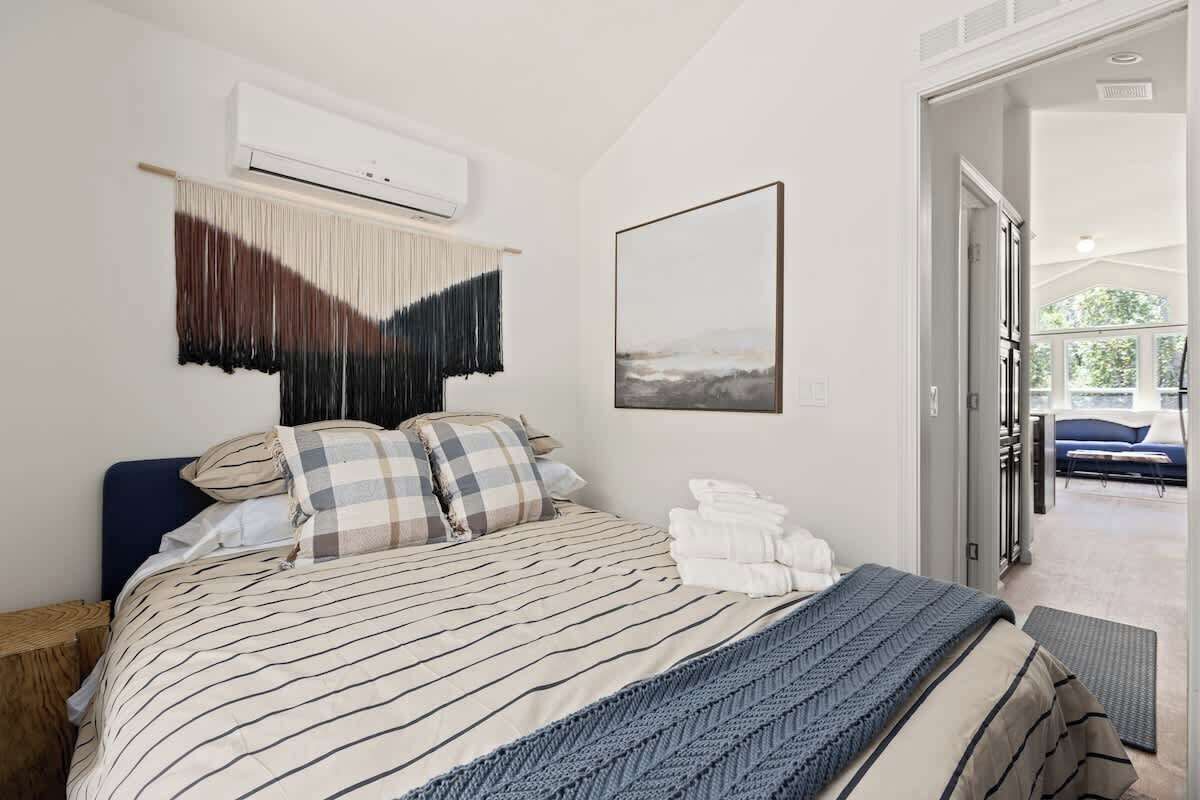 1 dormitorio, tabla de planchar con plancha, wifi y ropa de cama