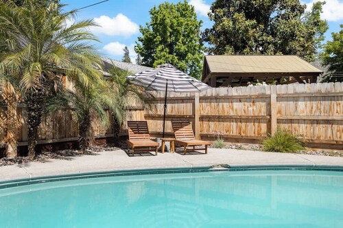 Sun Suite dtwn w/ pool, spa, near Nat'l Parks