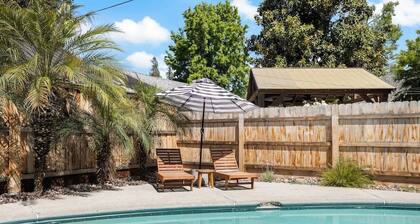 Sun Suite dtwn w/ pool, spa, near Nat'l Parks