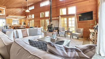 TV, peis, bøker og kontorer