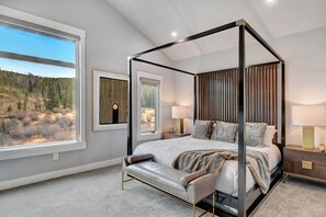 4 chambres, bureau, fer et planche à repasser, lit de bébé portatif