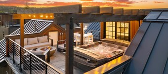 Downtown River Front Villa 104 I Rooftop HotTub Lounge I Views I Bunks I Discounted Attractions