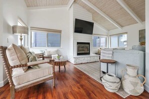 TV, peis, bøker og kontorer