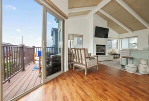 TV, peis, bøker og kontorer