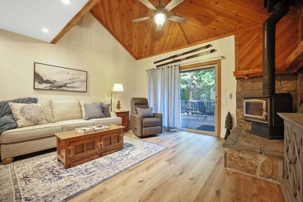 تلفزيون، مدفأة، مكتب