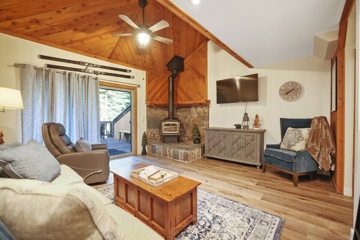 TV, fireplace, offices