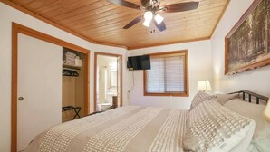 1 bedroom, iron/ironing board, travel crib, WiFi - Two Bears Basecamp | Views, Trails, Flat Parking (Shaver Lake)