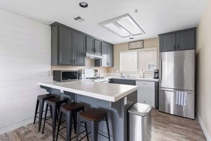 Een koelkast, een microgolfoven, een oven, een kookplaat