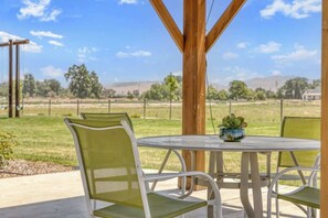 Outdoor dining - Breathtaking Country Views at Bonnieview Near SNP (Visalia)