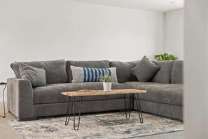 TV, offices - Breathtaking Country Views at Bonnieview Near SNP (Visalia)