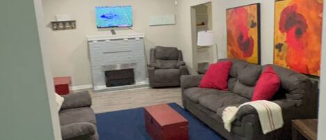 تلفزيون، مدفأة، مكتب