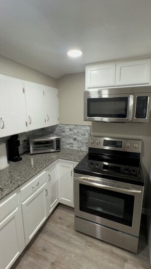 Four à micro-ondes, un four, surface de cuisson, essuie-tout