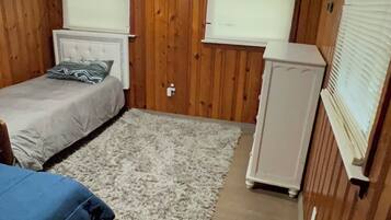 2 makuuhuonetta, silitysrauta/-lauta, ilmainen Wi-Fi, vuodevaatteet