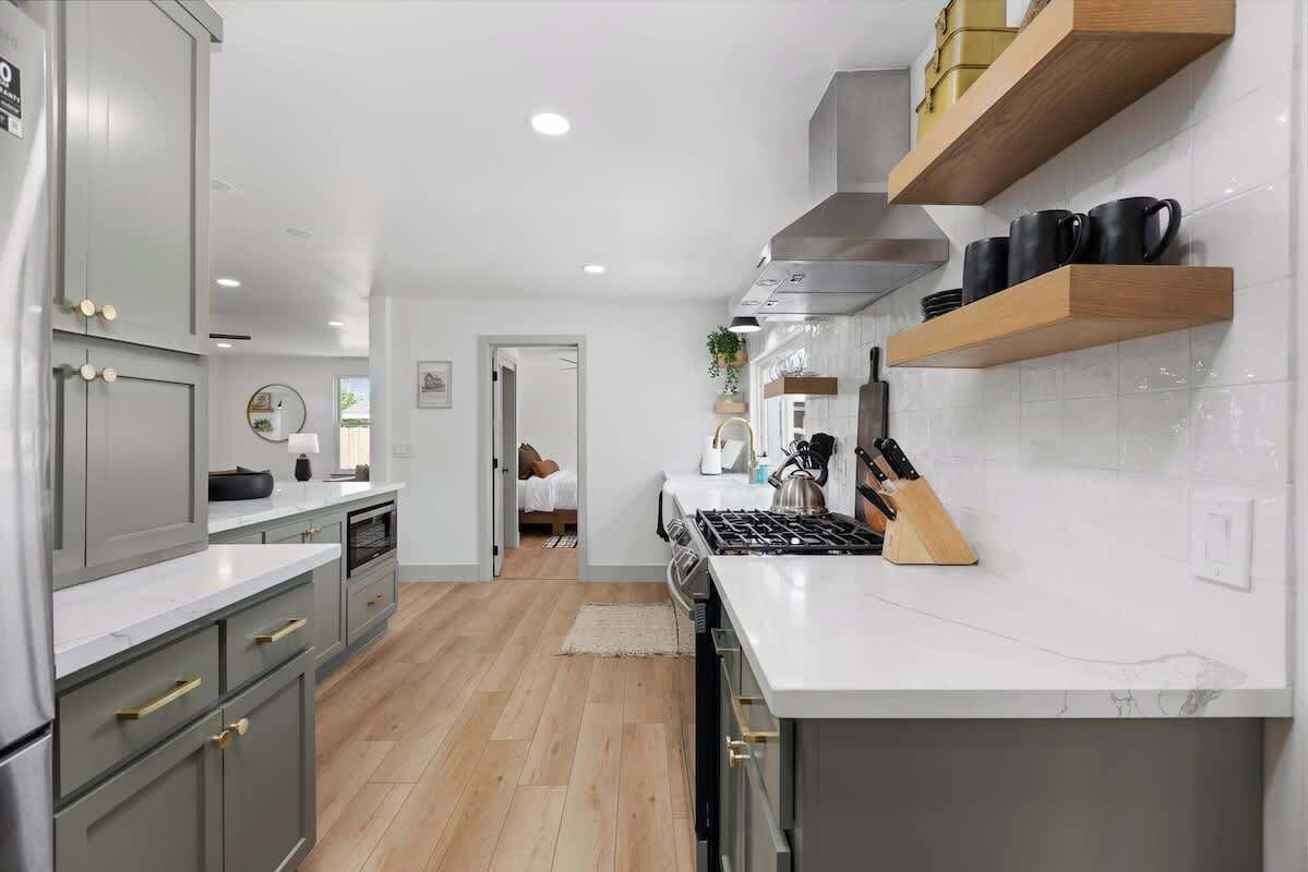 Kjøleskap, mikrobølgeovn, ovn og kokeplater