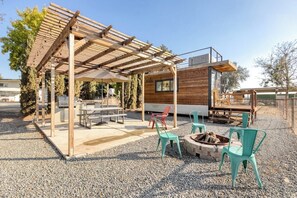 Outdoor dining - Tiny Home on the Farm with Rooftop Views (Tulare)