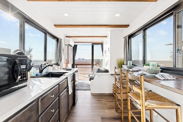 Mikrobølgeovn, kaffetrakter/tekoker og kjøkkenutstyr