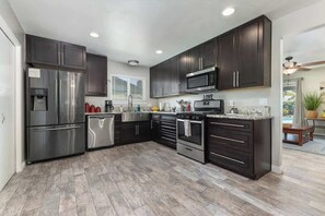 Frigorífico, microondas, horno y placa de cocina