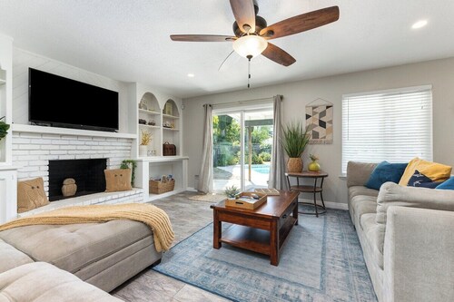 Visalia Luxe CA: 3BR w/ Private Pool, BBQ, & Patio