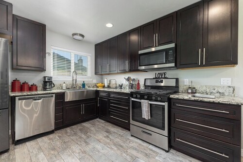 Visalia Luxe CA: 3BR w/ Private Pool, BBQ, & Patio