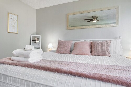 Visalia Luxe CA: 3BR w/ Private Pool, BBQ, & Patio