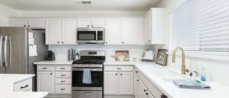 冷蔵庫、電子レンジ、オーブン、コンロ