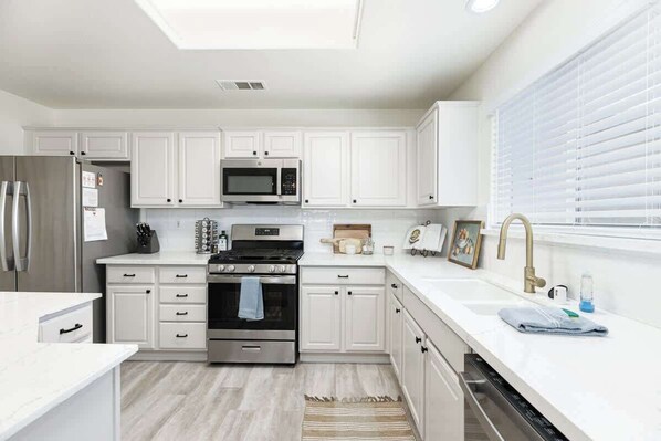 Fridge, microwave, oven, stovetop - The Heart of California w/ BBQ Grill & Hot Tub (Tulare)