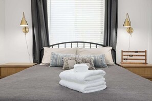 4 bedrooms, iron/ironing board, travel crib, WiFi - The Heart of California w/ BBQ Grill & Hot Tub (Tulare)