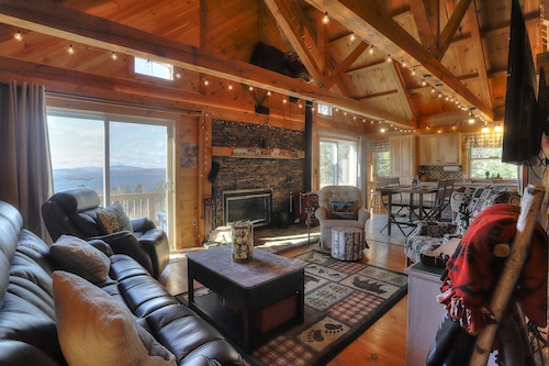 A Lookout at 'The Overlook' - Fall in love with this Rangeley cabin!