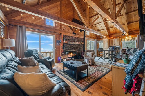 A Lookout at 'The Overlook' - Fall in love with this Rangeley cabin!