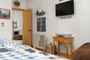 4 bedrooms, iron/ironing board, travel crib, WiFi - Mins to Lake, enjoy Shaver at PJ's Retreat! (Shaver Lake)