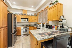Fridge, microwave, oven, stovetop - Mins to Lake, enjoy Shaver at PJ's Retreat! (Shaver Lake)