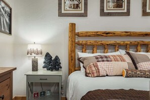 4 bedrooms, iron/ironing board, travel crib, WiFi - Mins to Lake, enjoy Shaver at PJ's Retreat! (Shaver Lake)