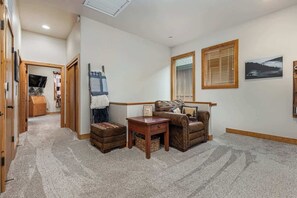 TV, fireplace, offices - Mins to Lake, enjoy Shaver at PJ's Retreat! (Shaver Lake)