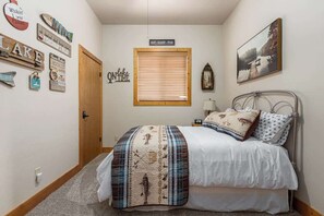 4 bedrooms, iron/ironing board, travel crib, WiFi - Mins to Lake, enjoy Shaver at PJ's Retreat! (Shaver Lake)