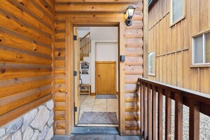 Interior - Mins to Lake, enjoy Shaver at PJ's Retreat! (Shaver Lake)