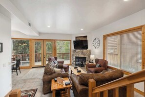 TV, fireplace, offices - Mins to Lake, enjoy Shaver at PJ's Retreat! (Shaver Lake)