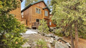 A log cabin with a porch, surrounded by trees and a small stream. - Mins to Lake, enjoy Shaver at PJ's Retreat! (Shaver Lake)