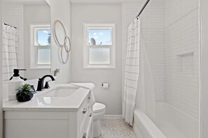 Shower, hair dryer, towels - Mid-Century Visalia Home w/ EV Charger & BBQ Grill (Visalia)