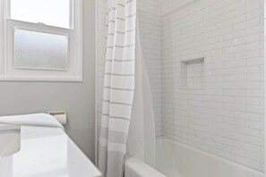 Dusch, hårtork och handdukar