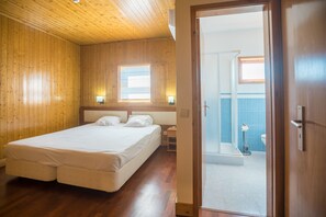 4 habitaciones, escritorio, tabla de planchar con plancha y wifi gratis