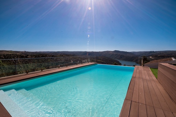 Una piscina al aire libre de temporada, sombrillas