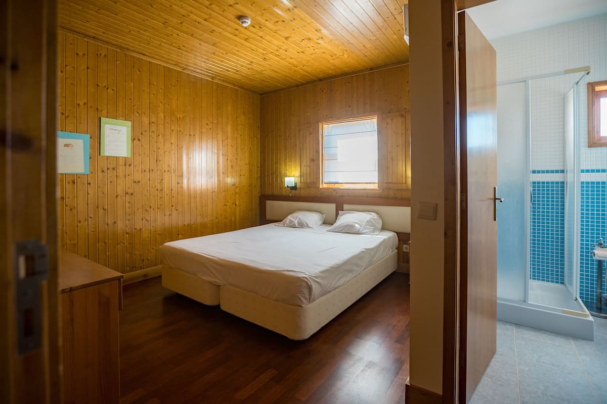 4 Schlafzimmer, Schreibtisch, Bügeleisen/Bügelbrett, kostenloses WLAN