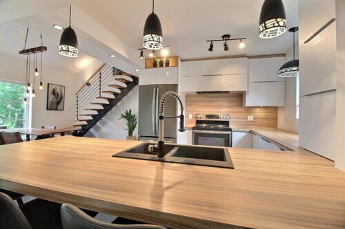 Magnifique chalet au bord de l'eau à Alma