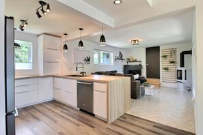 Réfrigérateur, four, plaque de cuisson, cafetière/bouilloire