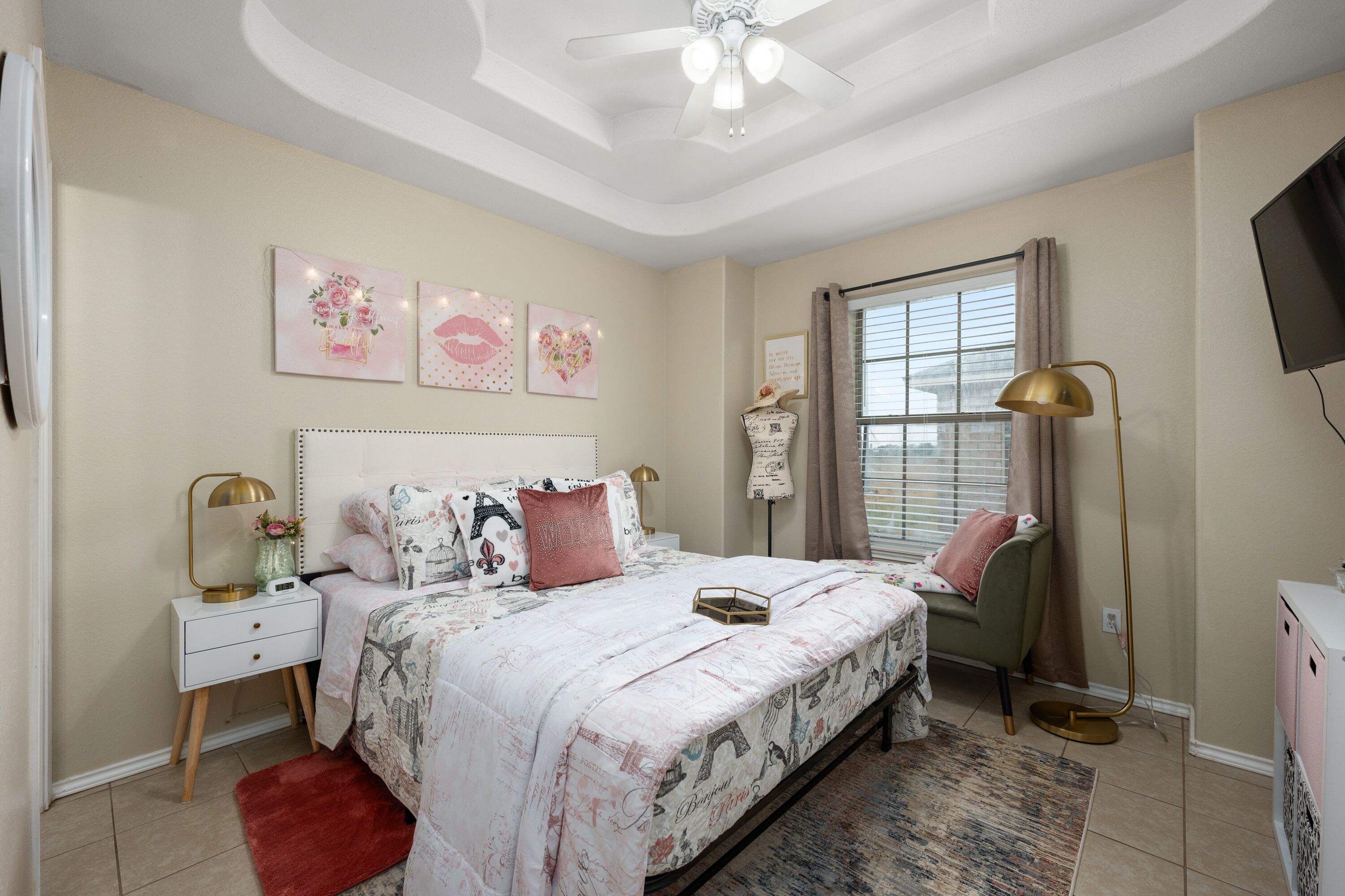 2 bedrooms, desk, iron/ironing board, WiFi