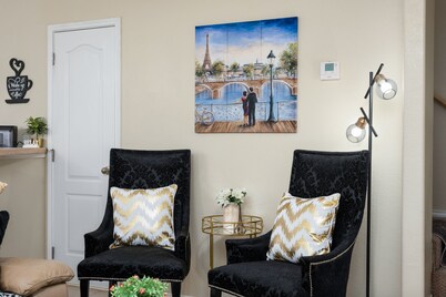 The Parisian Keyless Condo 4 min from Airport and Hospitals